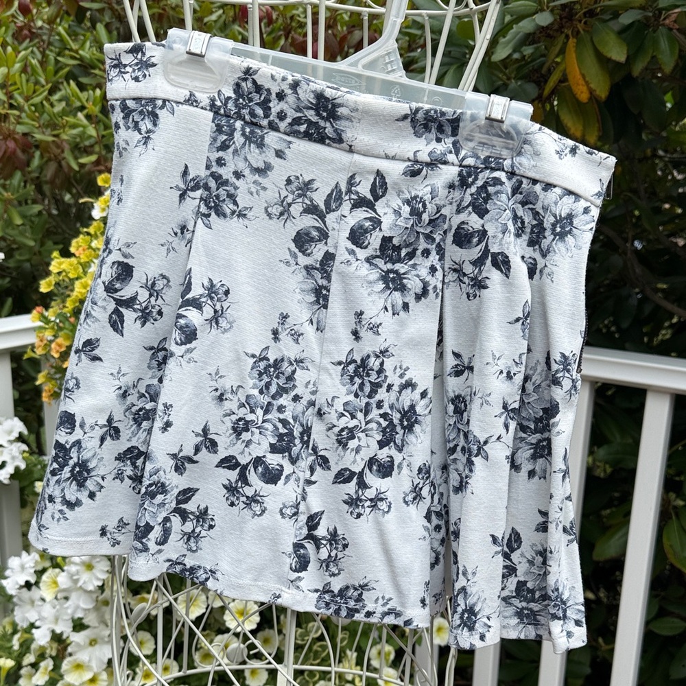 Forever 21 Black and White Floral A-Line Skirt